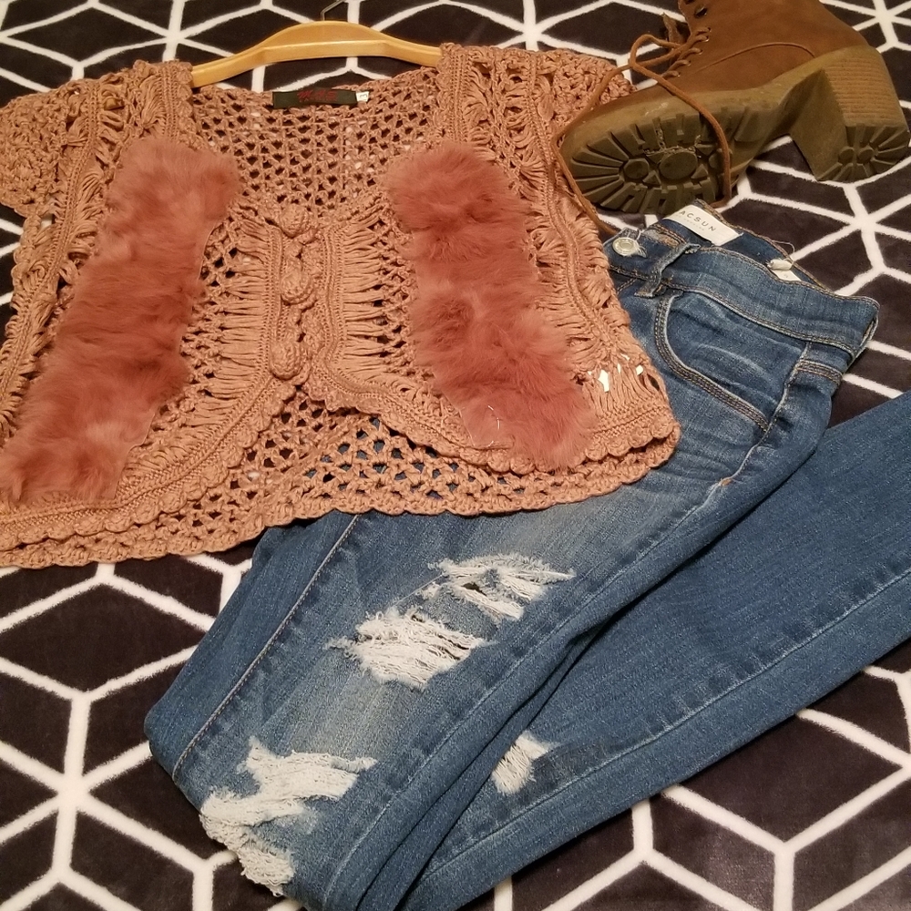 Slightly cropped knitted shirt w/ faux fur